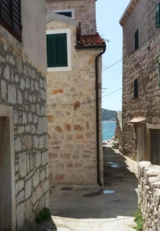 Uske uličice mjesta Prvić Šepurine