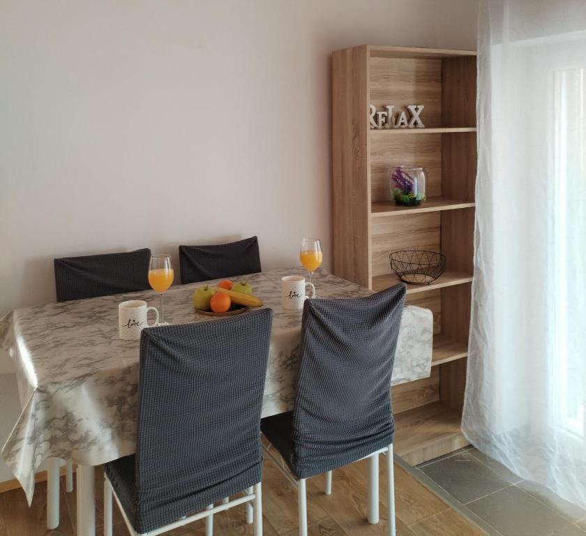 Otvoreni dnevni boravak i blagovaonica